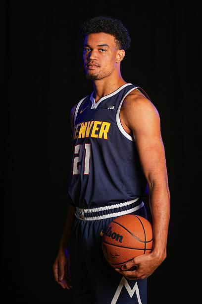 Ary：消息人士透露，掘金队正在与其他球队就齐克·纳吉的交易进行谈判，掘金已向其