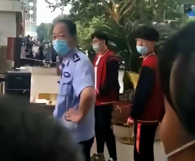 高考考场外。

两名考生被拦在了门外。

迟到了。

周围不少家长于心不忍，纷纷