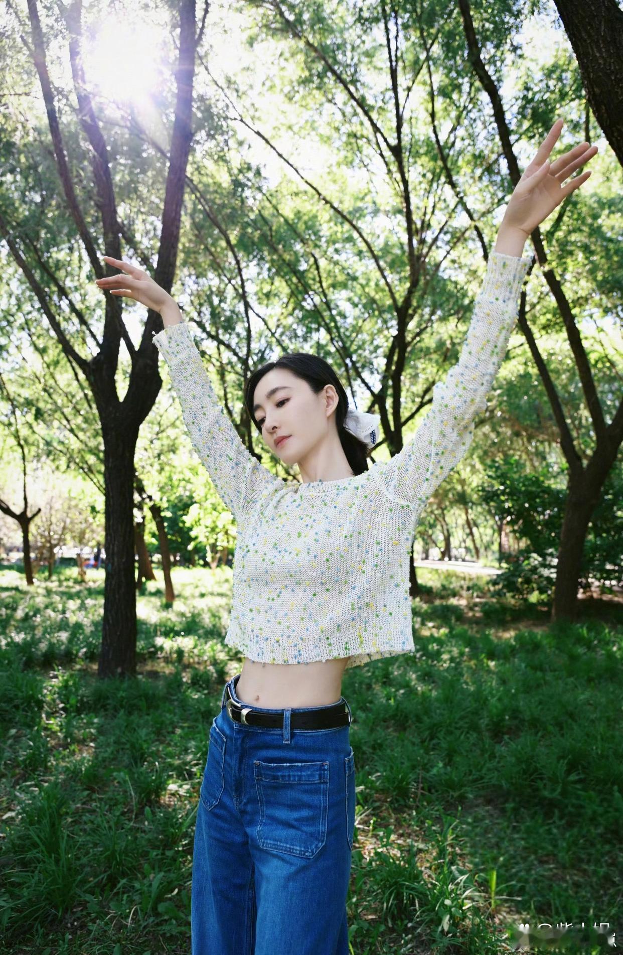 王丽坤的长相越看越有韵味，绝佳骨相带来的美感经得起细品。 