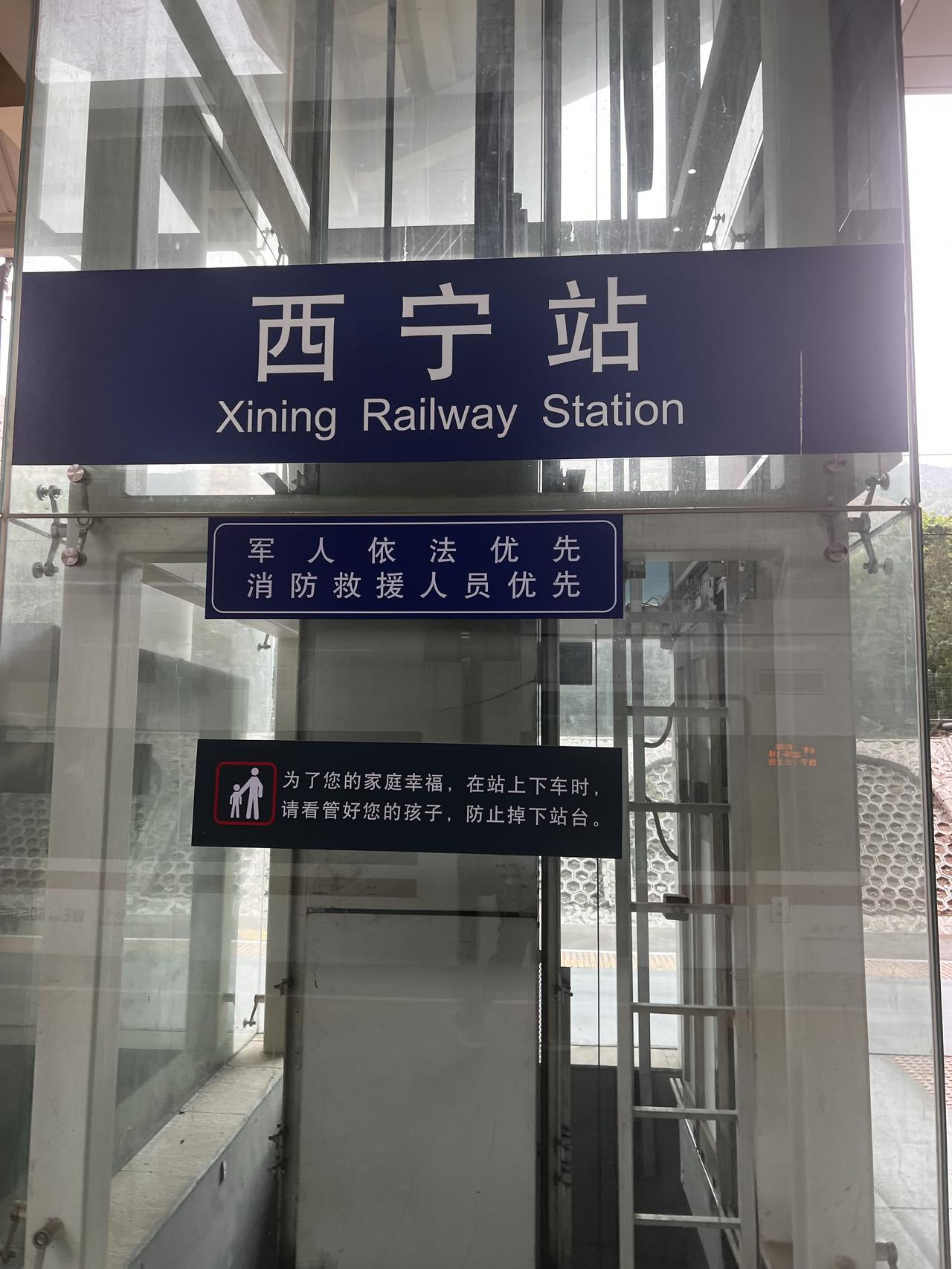 连日全身心扑在案件之中，周旋证据、梳理债权、调解各方矛盾，所有精力都交付给一纸卷