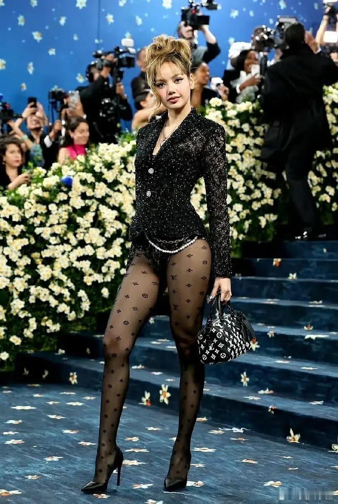 Jennie和Lisa似乎在暗暗较劲，一个白天不穿裤子，另一个晚上不穿上衣。 ​