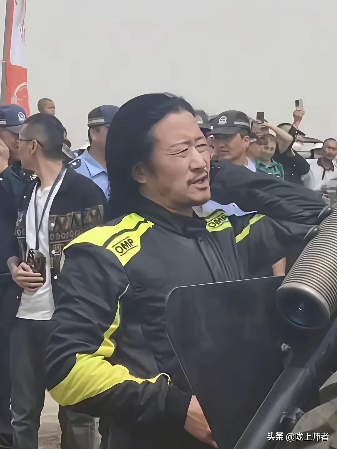 这吴京的艺术品味转变也太大了，这一头长背发不知道的人还以为是街溜子呢!