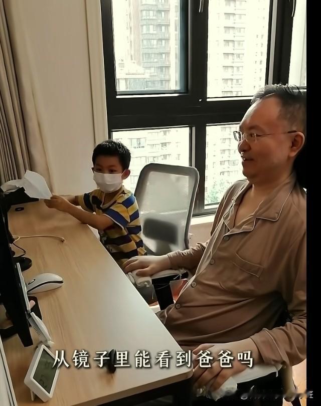 蔡磊和儿子国庆见面令人感动又心酸。
虽然蔡磊已经丧失语言功能，但是似乎使用了“眼