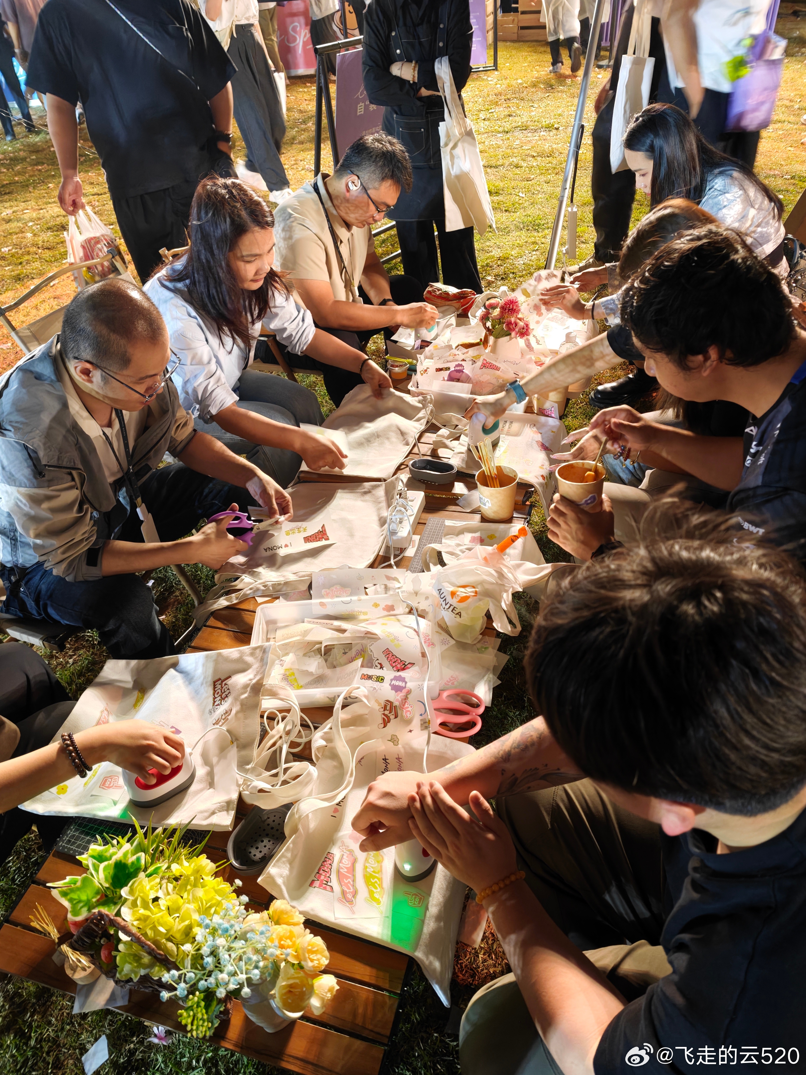 我宣布，小鹏MONA03这哪里是发布会呀这就是个非常好玩的大派对现场的年轻姑娘、