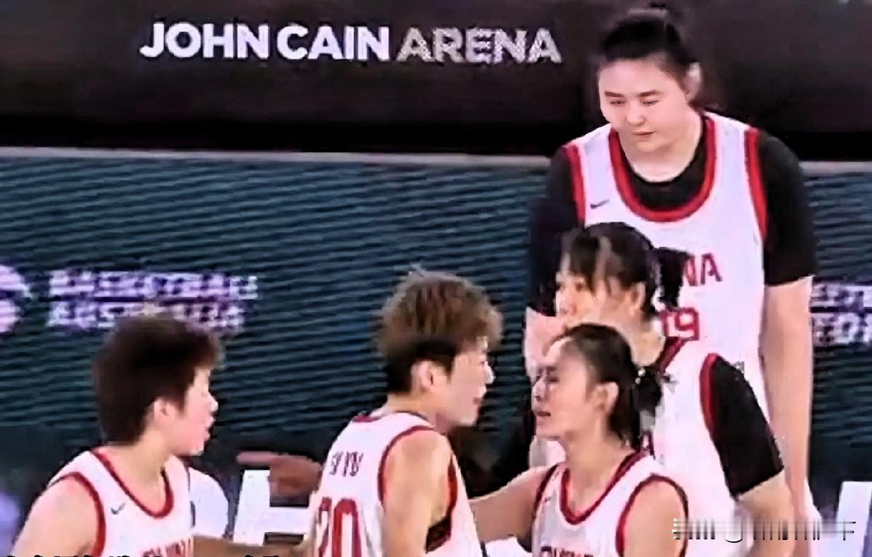 两连败！半场领先14分遭翻盘，张子宇25+11空砍，女篮82:84再负澳洲
 