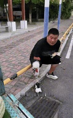 一件街头的小事，给我看得鼻子发酸！一个戴着假肢的残疾小伙，在路边叫卖西瓜，但生意