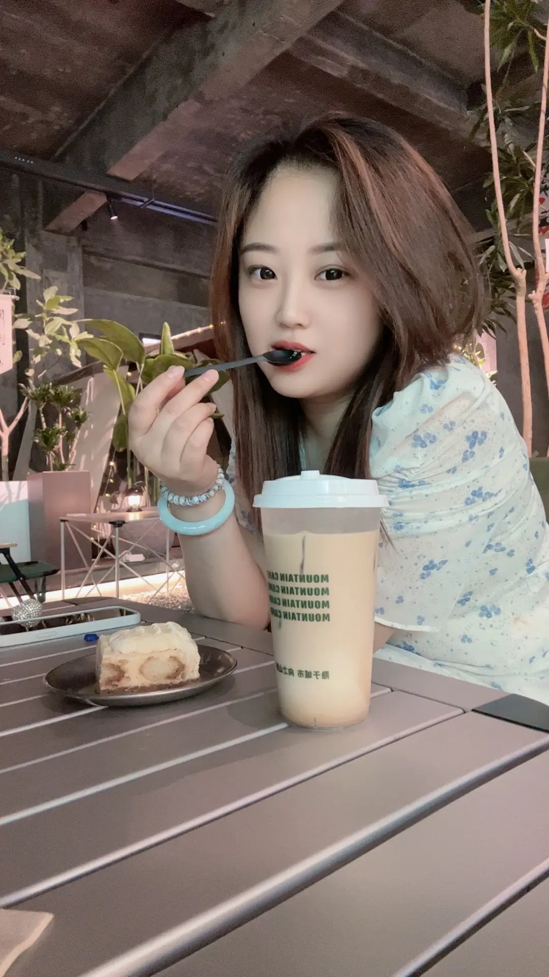 很多人喜欢你，是因为你有点漂亮，好看，懂事。而有的人喜欢你是看你哭了...