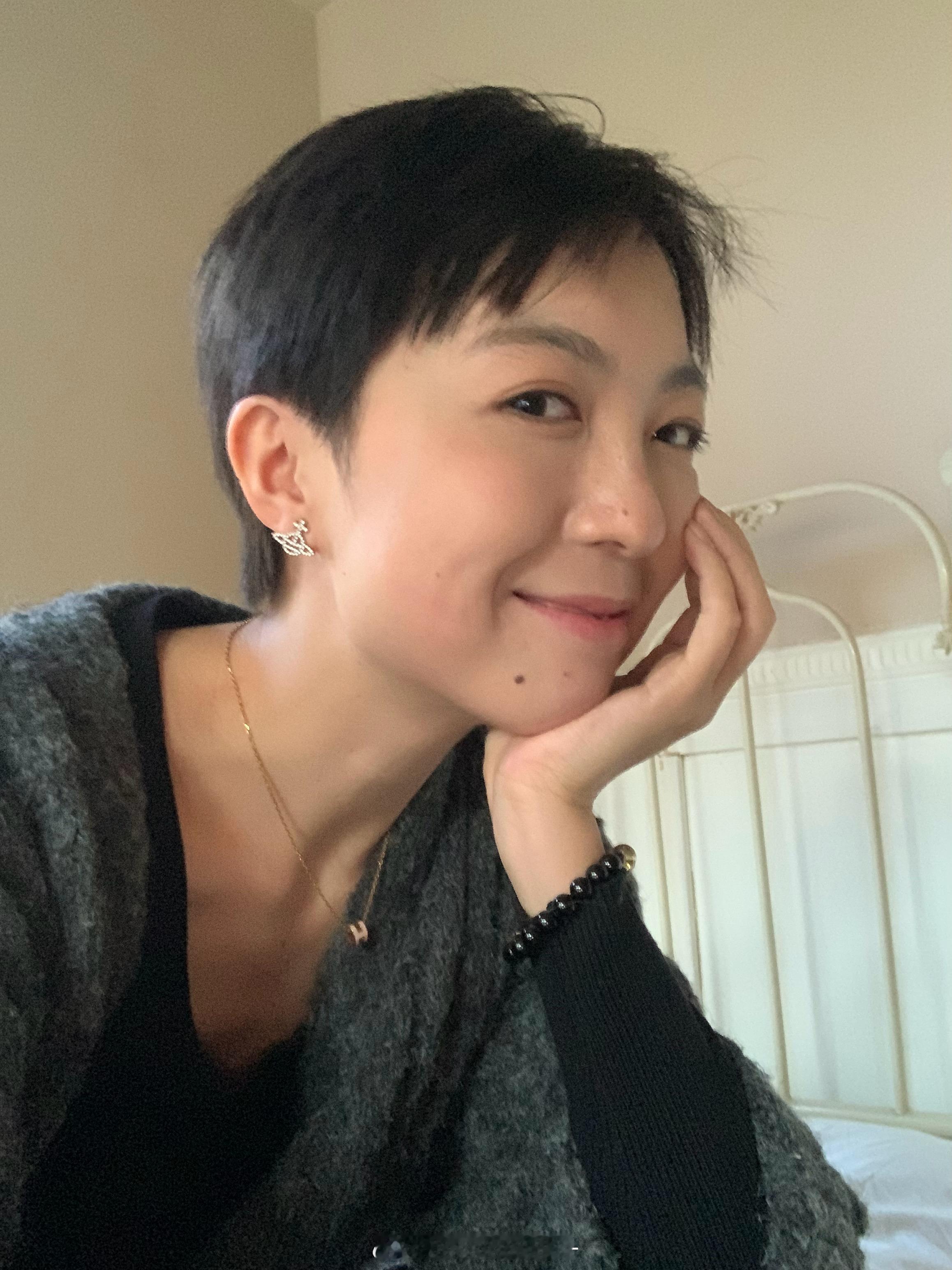 剪了超短发后 感觉整个人都飘起来了其实还想更短 ​​​