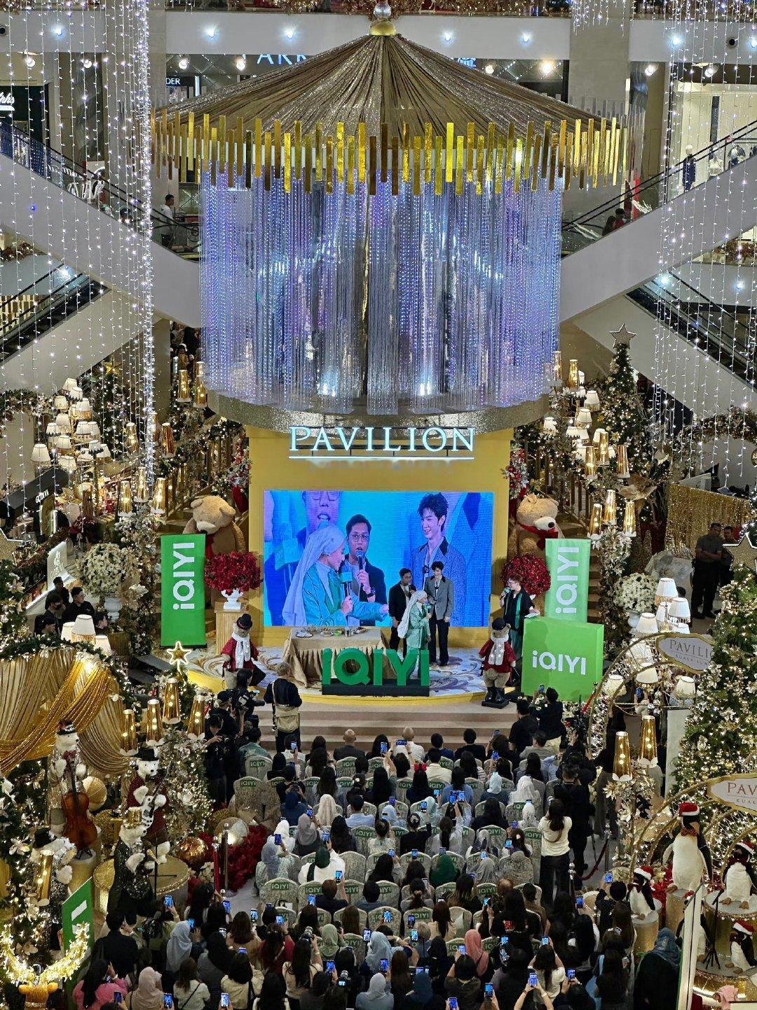 陈哲远出国了又好像没出 机场商场哪里都是人人人人人，陈哲远出国了又好像没出，这个