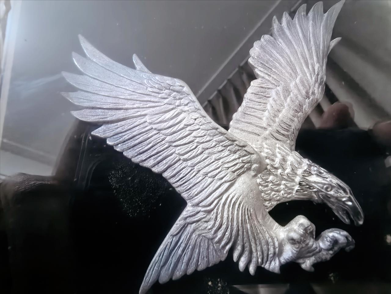 银器该怎样养护？

昨天收拾旧书柜，意外找到一个银摆件。

是好多年前买的，记得