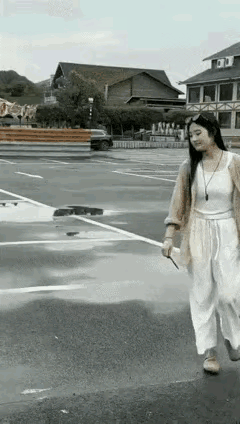 女子拿到驾照了，见到狗狗都得瑟显摆，见谁都晃悠太得意忘形了吧！真的是有意思！