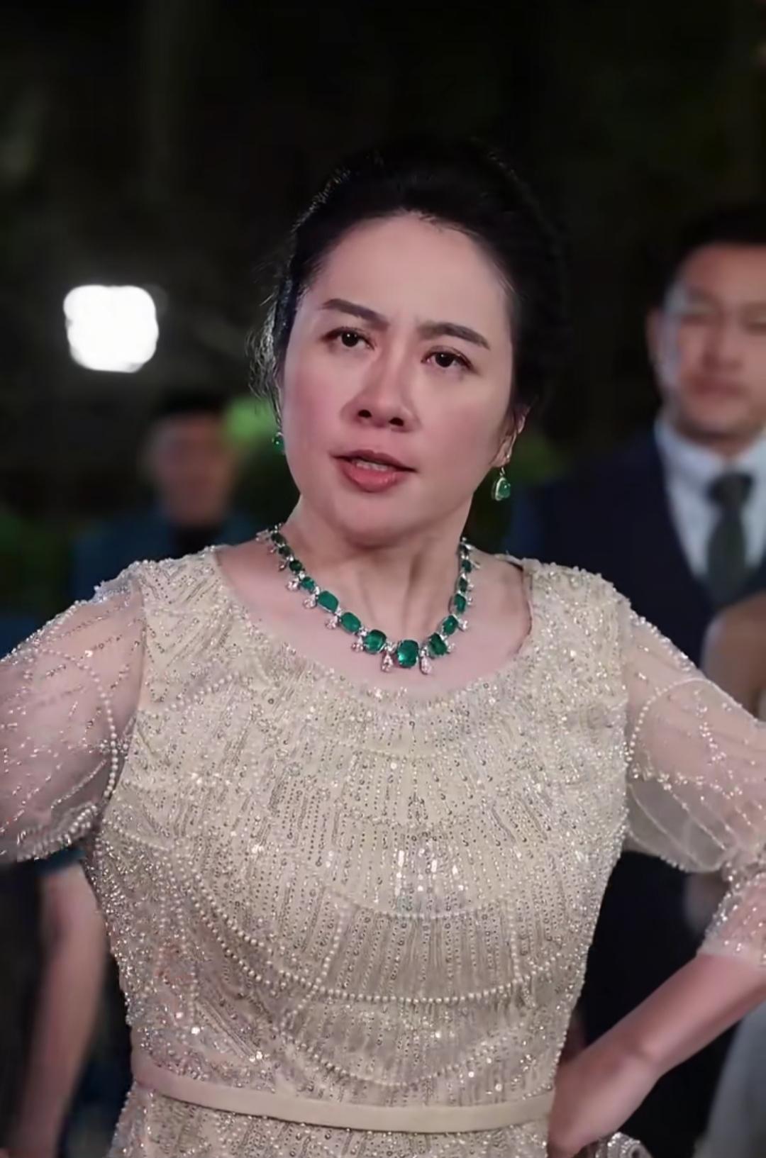 她曾是TVB的花旦，
还拿过金像奖，
如今自降身价，
去演几分钟一集的短剧。
