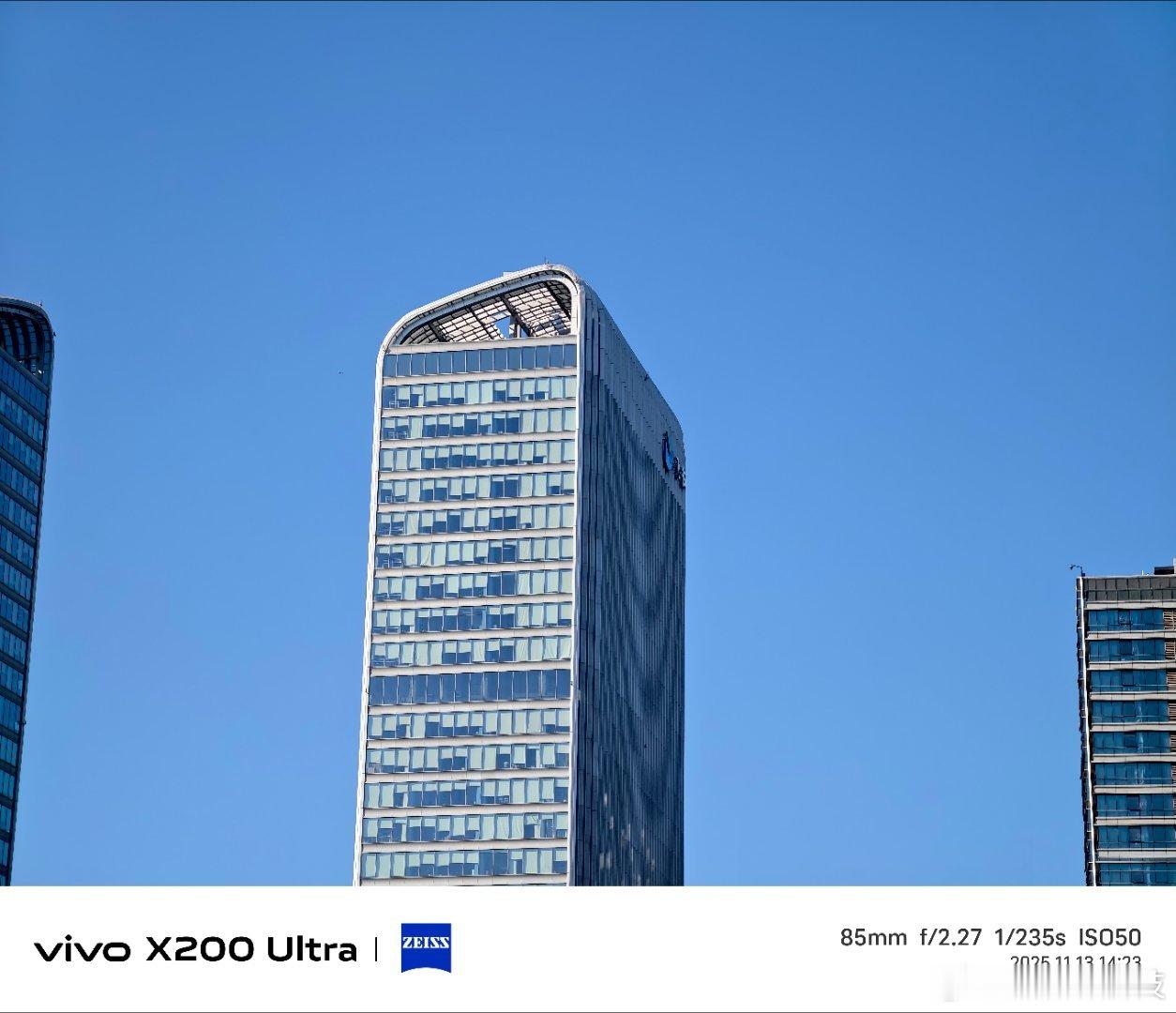 我的第一个反应就是查看手机的屏幕，接着看摄像头…