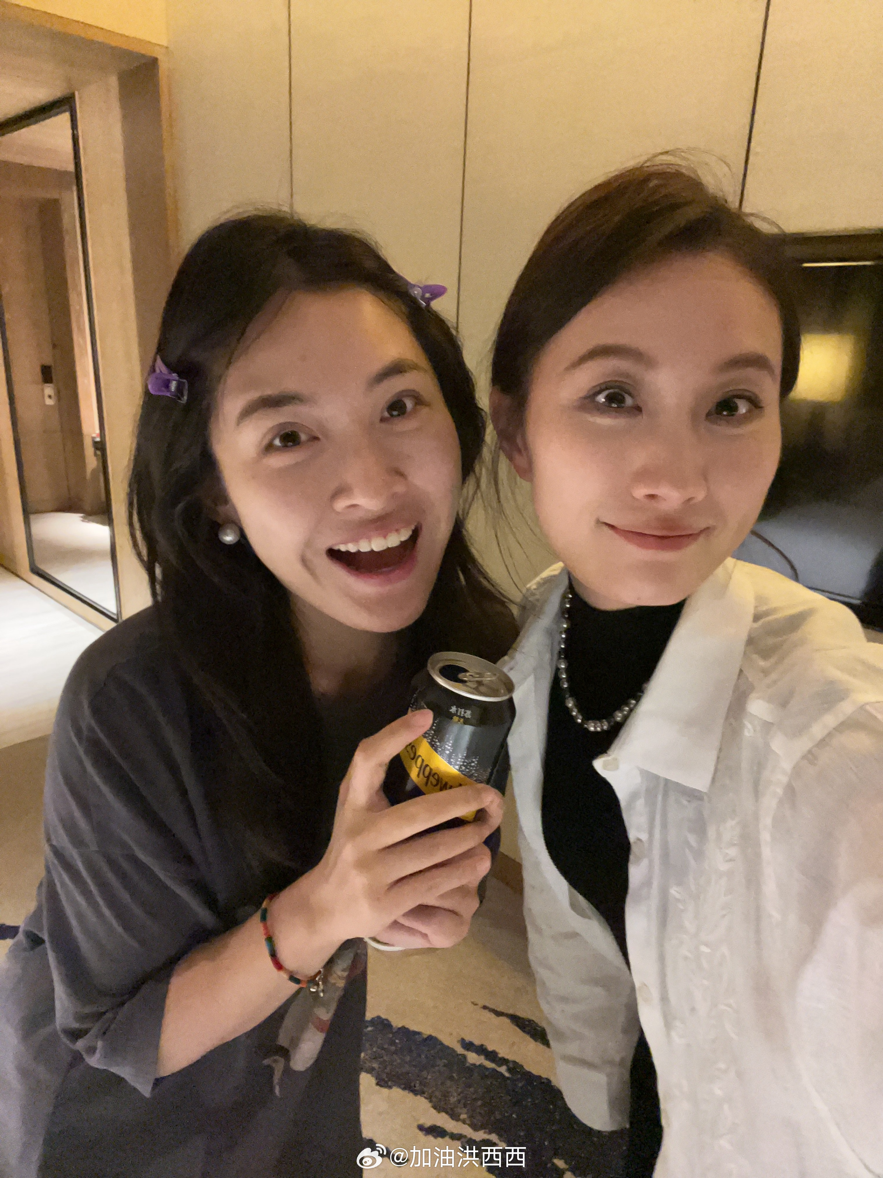 戴上了小马的妈妈送给我俩的五彩绳，吃了机场的粽子，收到了空姐的节日祝福开心回北京