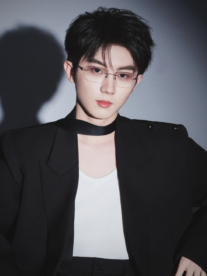 马嘉祺完全是主人级别的马嘉祺眼镜大片 马嘉祺眼镜大片上线，完全是主人级别的，da