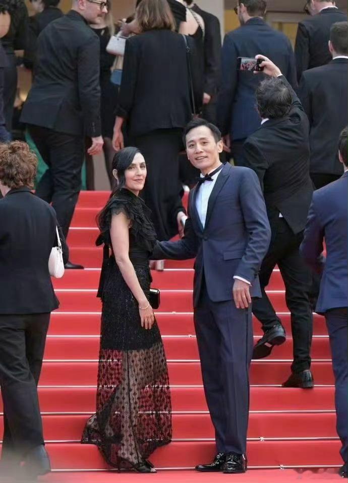 刘烨体面镜头前沉稳从容，生活里温柔顾家，事业一路稳步前行，刘烨的人生，满是成年人