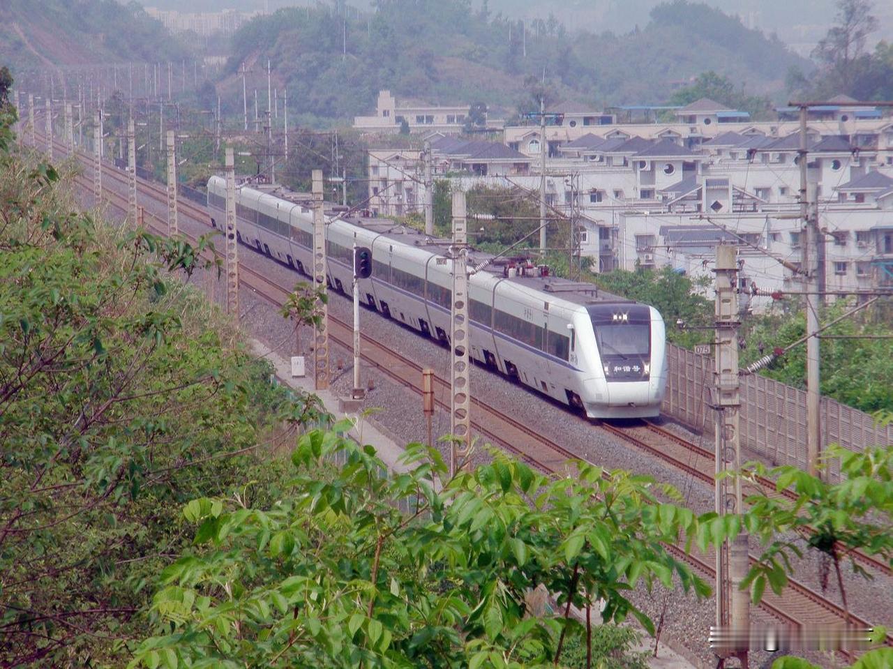 和谐号最早的三款车型已经是二十年前生产的了，分别是CRH1型、CRH2型、CRH