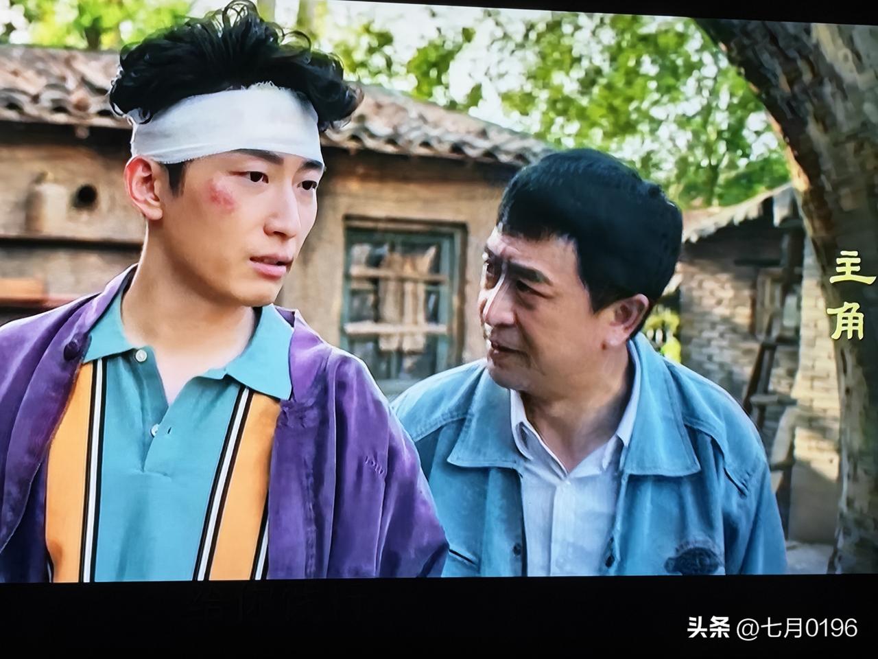 央视热播剧《主角》里，忆秦娥的第一任丈夫刘红兵，就是妥妥的霸总范。
高干子弟出生