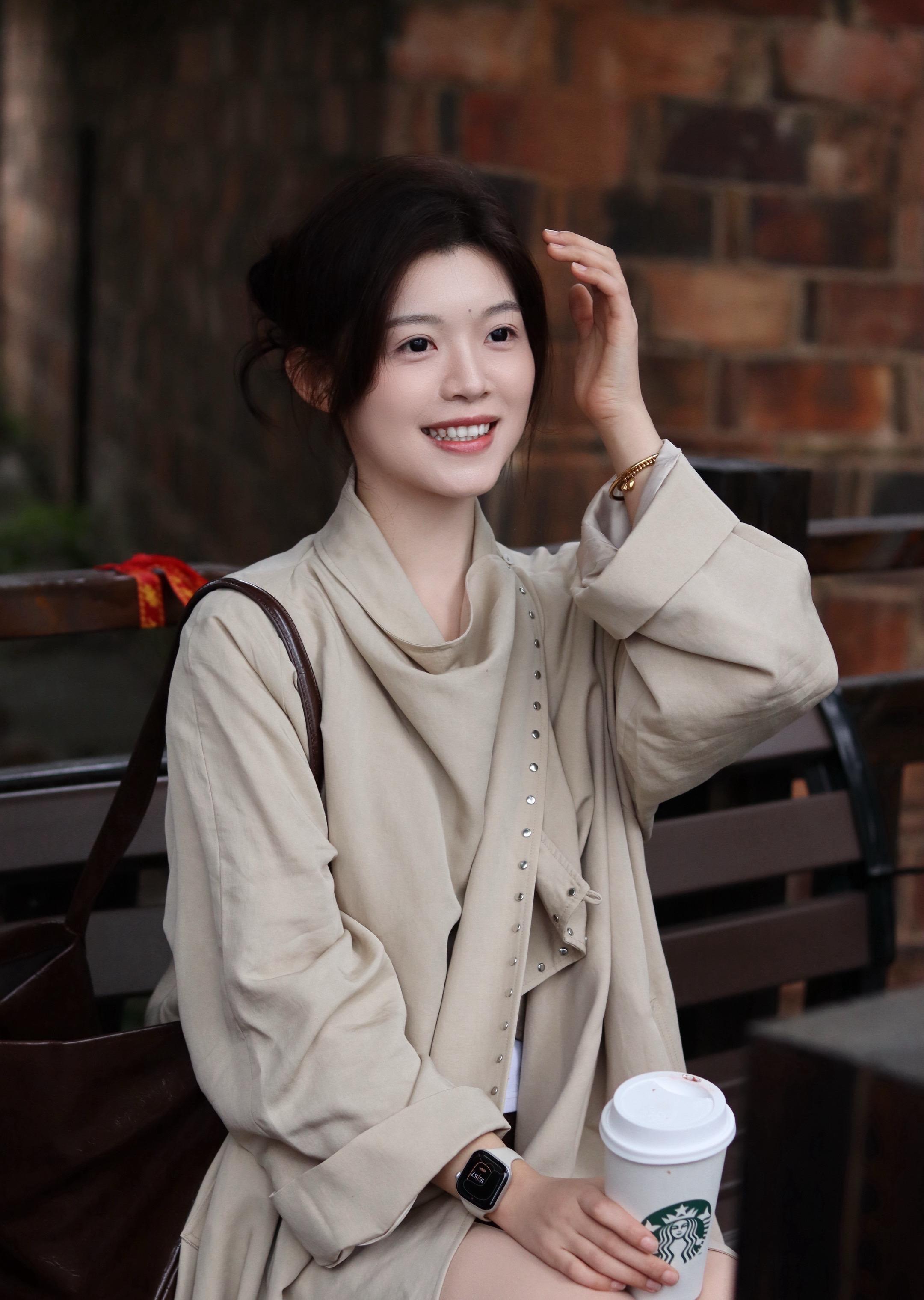 我打着左转弯的灯但我在往右转。