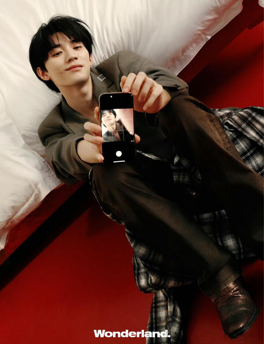 周翊然Wonderland封面大片  周翊然的封面照魅力无限，气质出众，让人过目