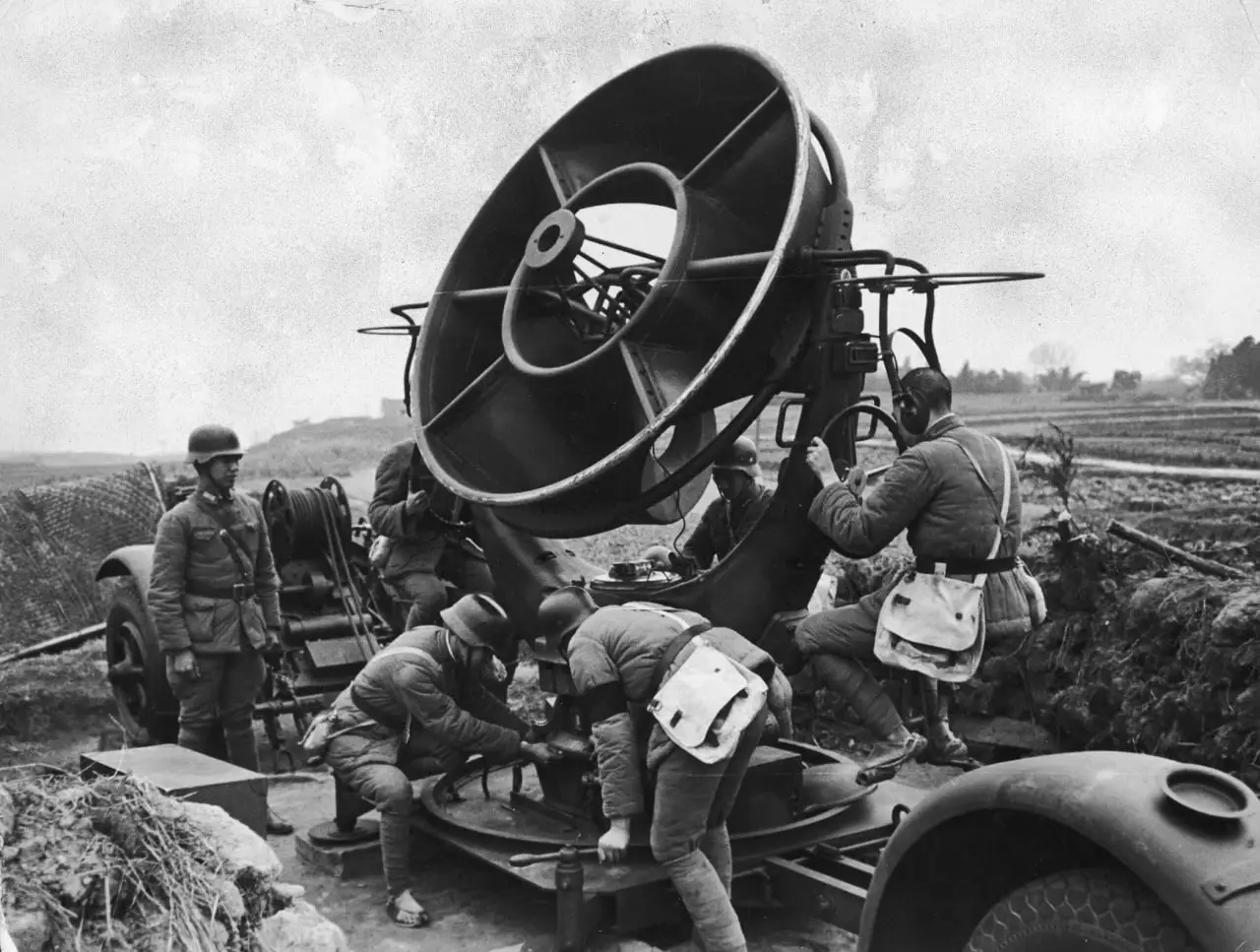 国军使用声学定位器监听日本战机。重庆，1941 年。
