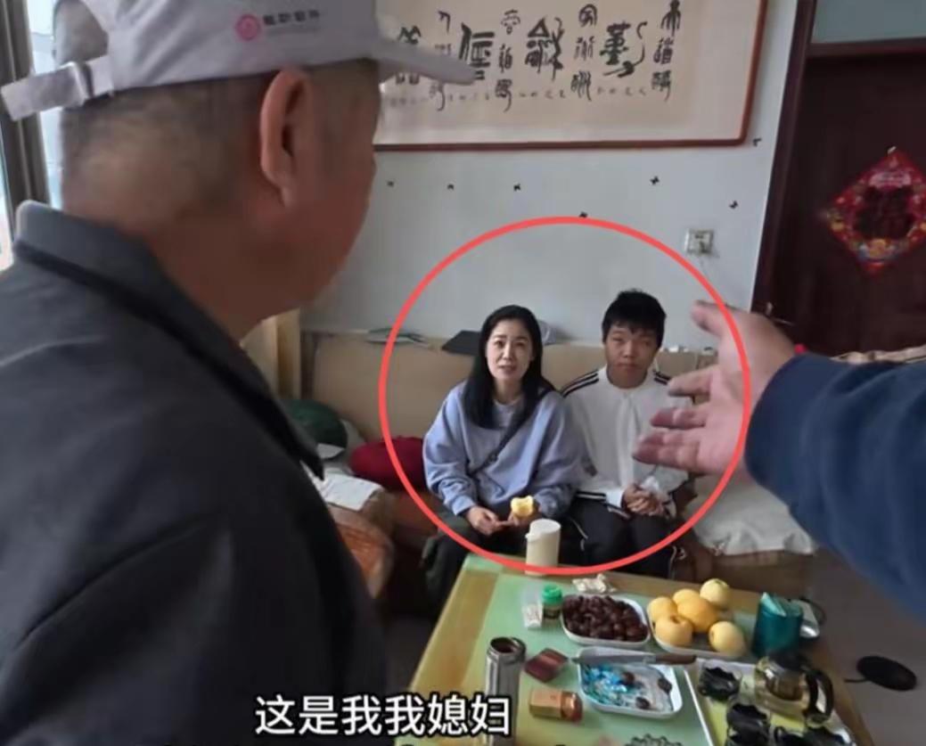 博主带父寻亲空手上门遭质疑 送礼物后网友仍不买账：百万浙江博主因爷爷南下定居中断