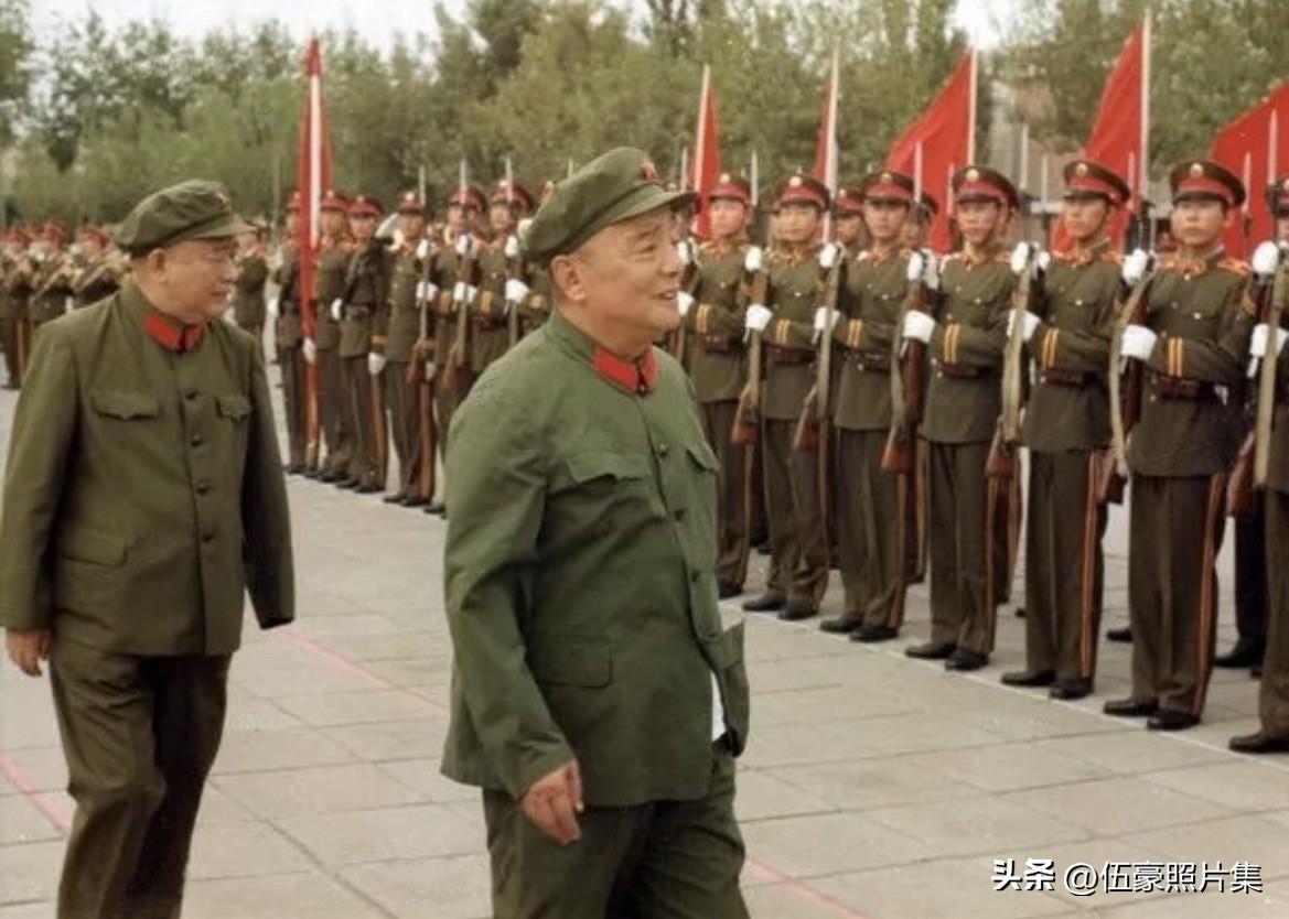 1983年7月31日，中央军委副主席杨尚昆与总政治部主任余秋里一同检阅了身着全新