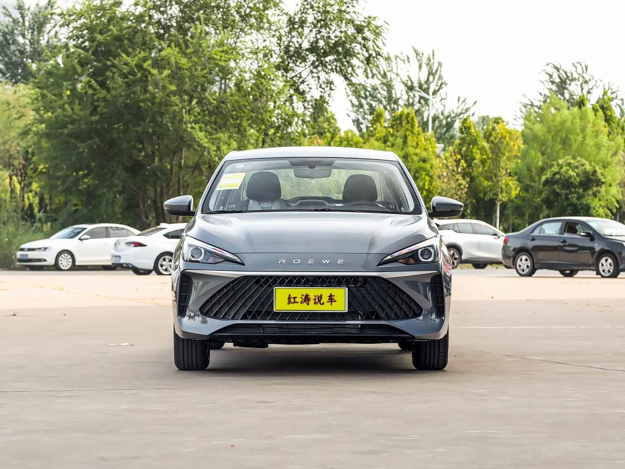 荣威i5的价格很便宜，手动挡车型全款落地只要5万元左右，大部分工薪家庭能够买得起