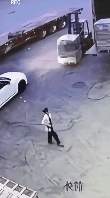 打了招呼也没用，这撞到自己老板了吗