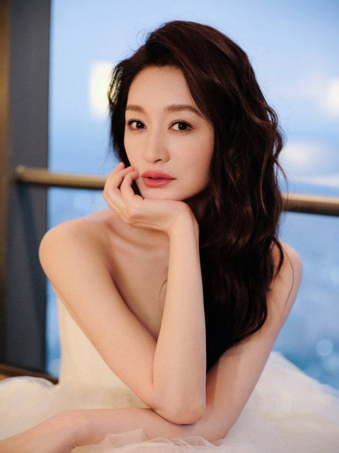 美貌恶女是李小冉的统治区李小冉自带美艳气场，演绎美貌恶女拿捏得恰到好处，明艳张扬