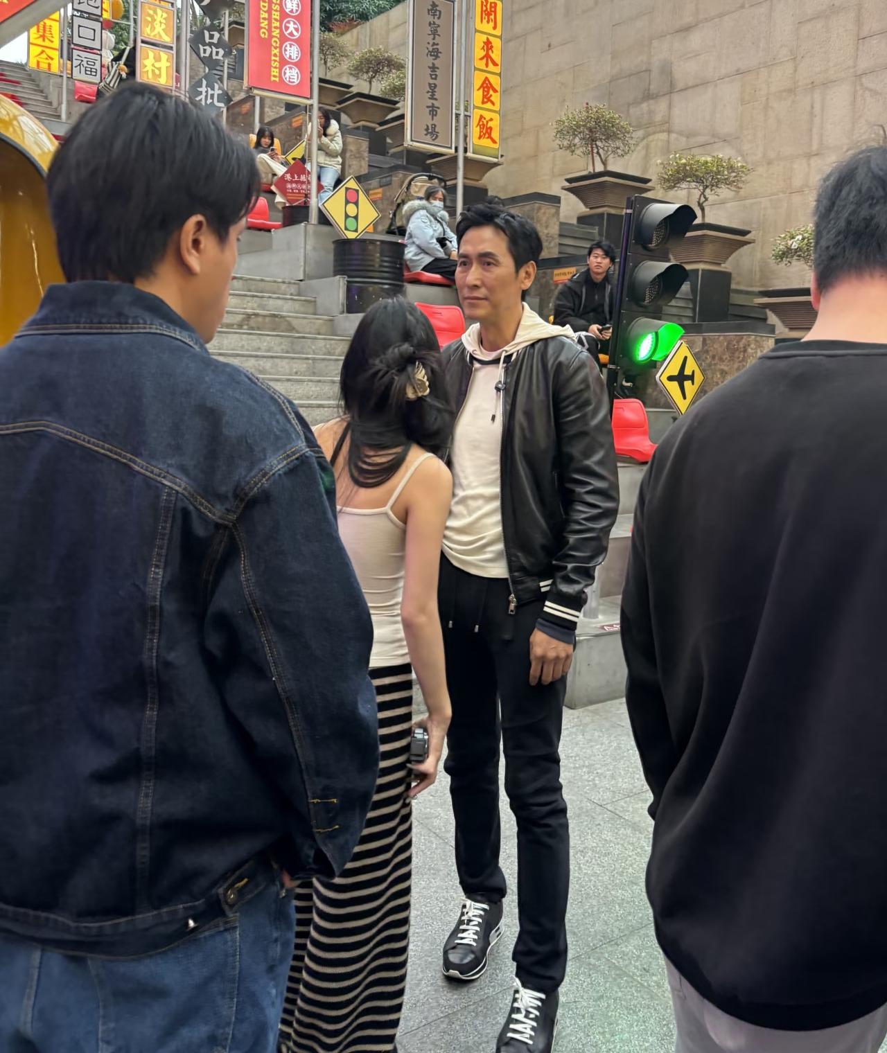 57岁马德钟在元旦前往广西南宁旅游，他现身当地一家餐馆吃饭，穿衣打扮很时尚，品味