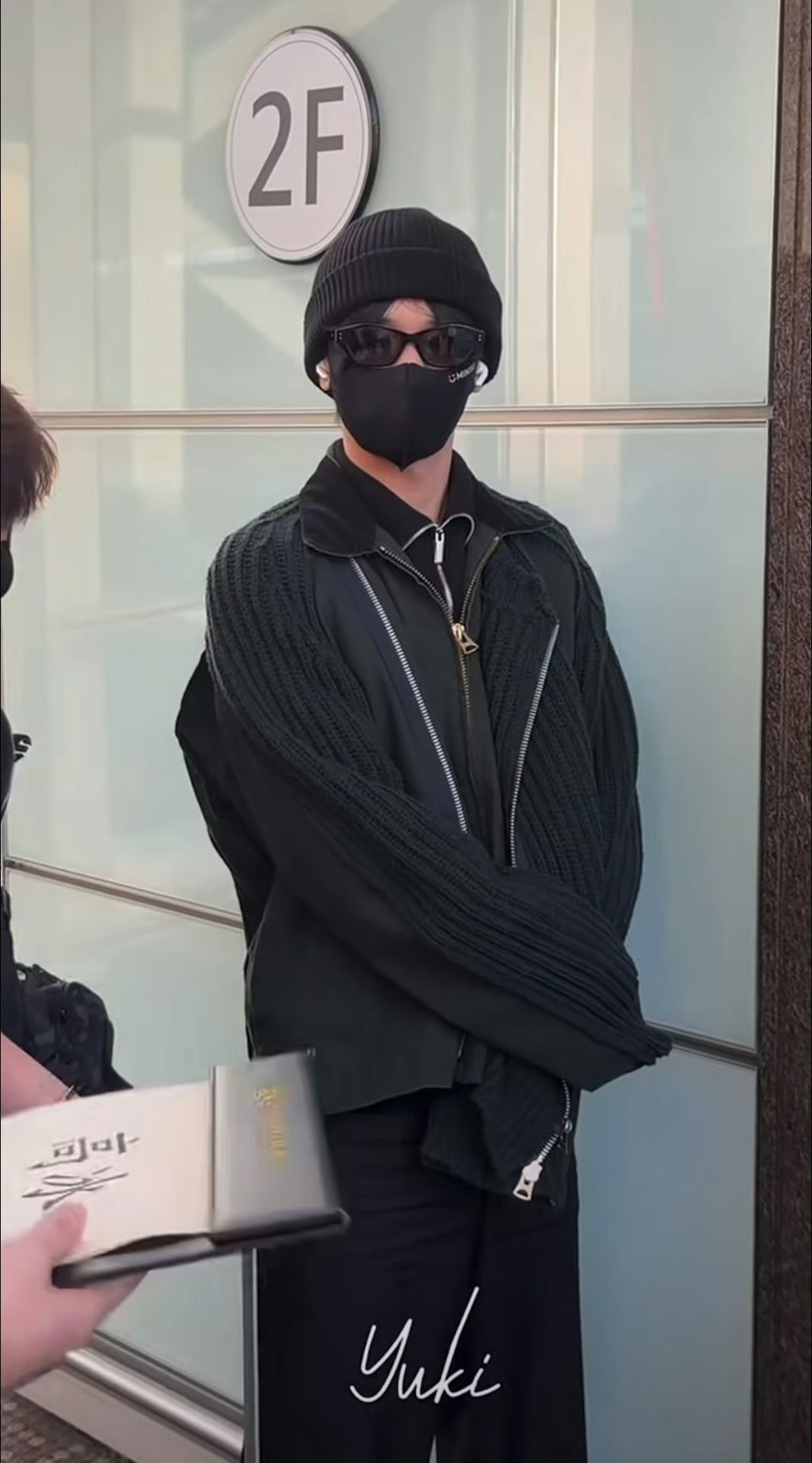 严浩翔✖️今日机场造型饭拍 📷 严浩翔上海飞北京 ​​​