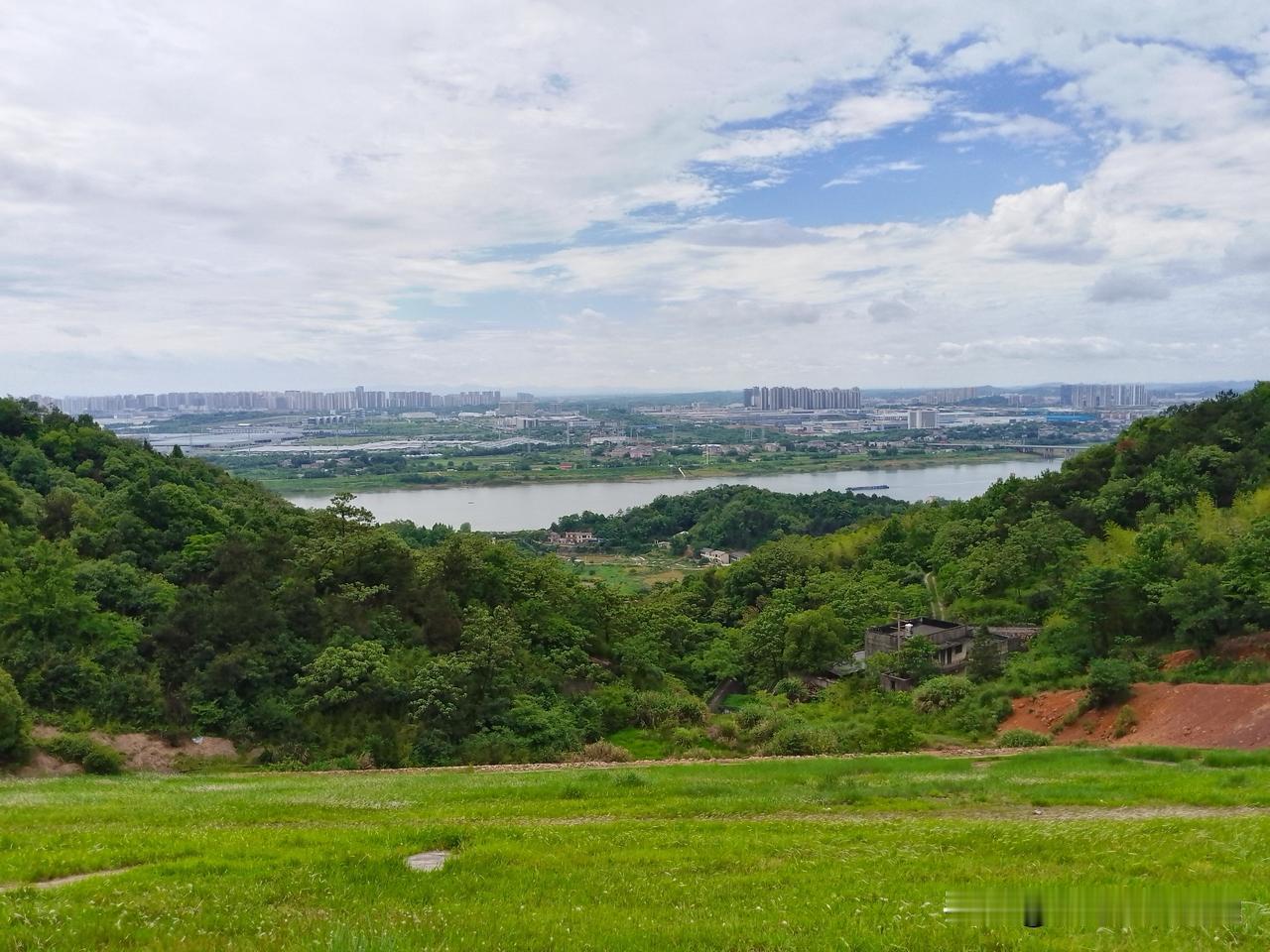 站在湘潭的法华山上看株洲，此处是山下就是株洲石峰区霞湾，以前湘潭到株洲的公交车到