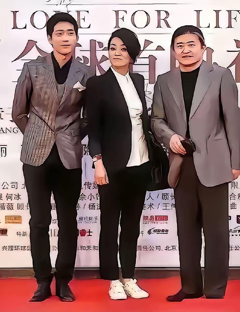 中间这位美女是谁？
她凭啥独占C位
就连刘欢都见了都是甘拜下风的存在
她的歌声很