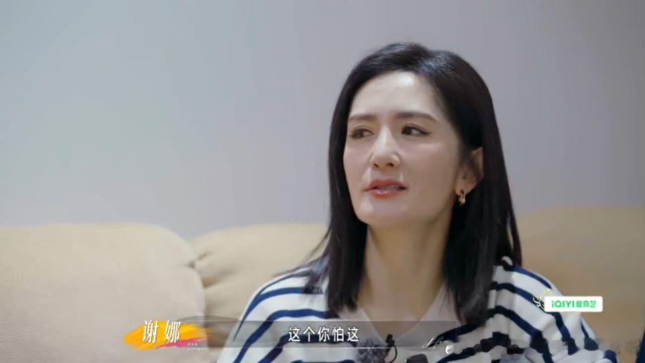 谢娜旁边的是谁很少见到谢娜这般细致照顾同行晚辈，赴约杜华时身边有男生陪同，娜姐主