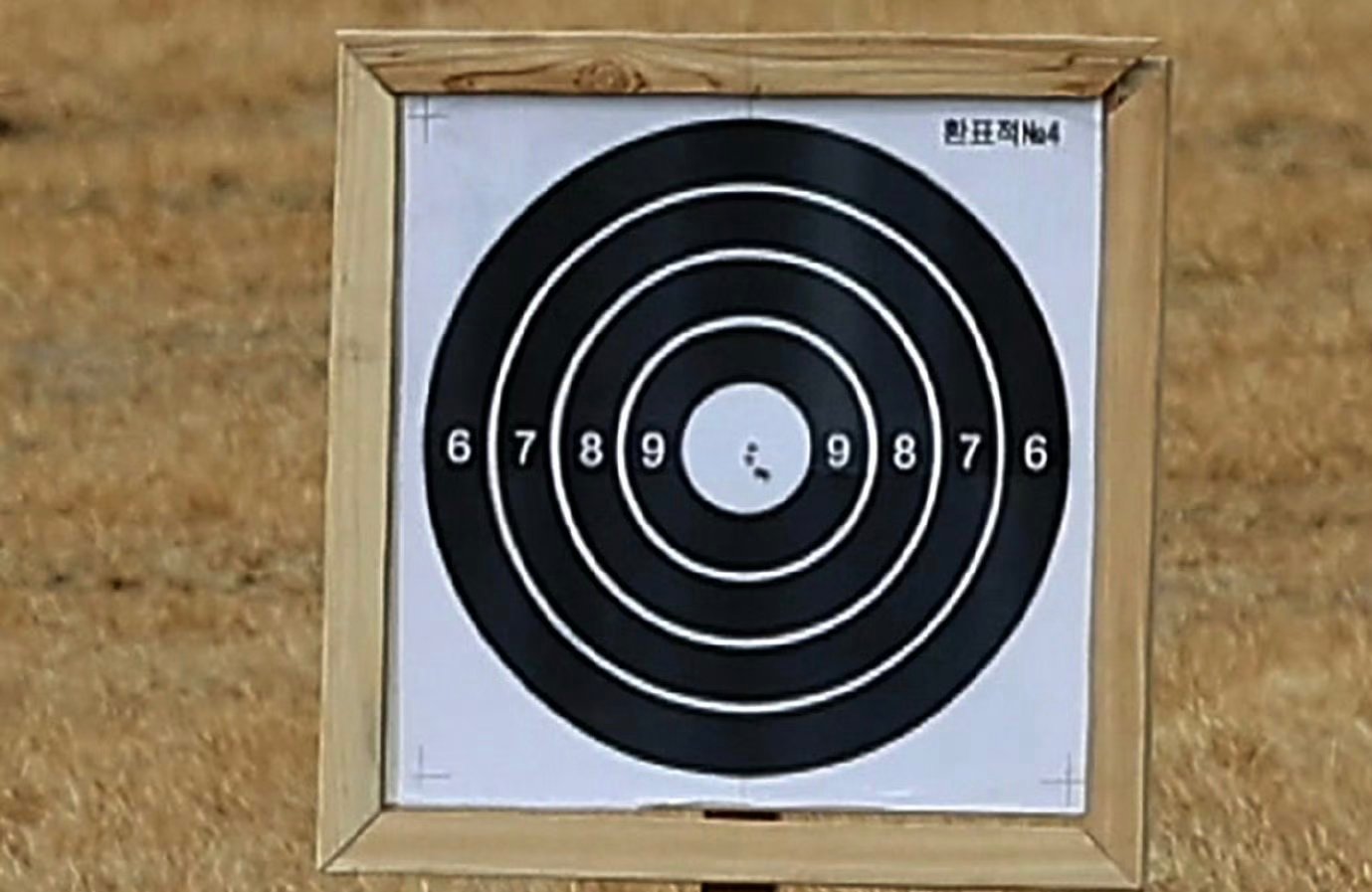 金将军向主要领导干部和军事指挥员赠送新型狙击步枪将军和长公主亲自试射了新型狙击步