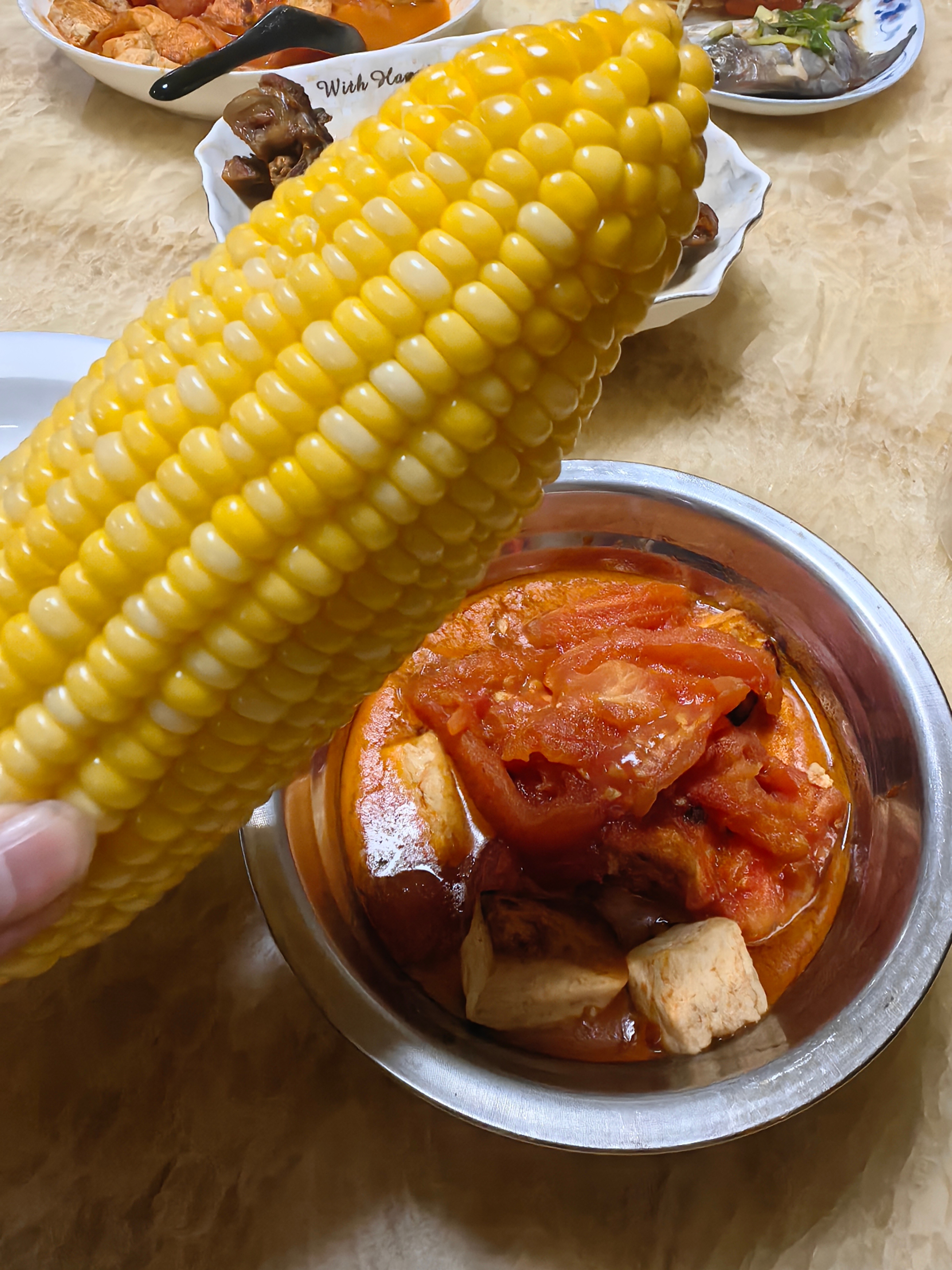 今晚吃一根玉米，和西红柿豆腐。 ​​​