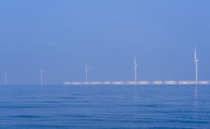 海上风电的发展前景极为广阔，正从近海浅水区向深远海“深蓝”挺进，成为推动能源转型