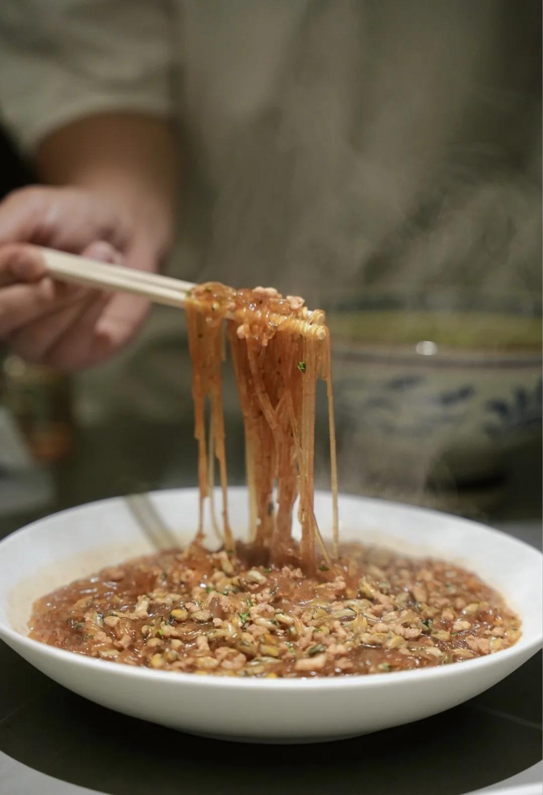 广州｜用一份薄壳烧薯粉 道尽米其林宵夜的鲜
广州宵夜局，想和朋友们一起吃得舒心，