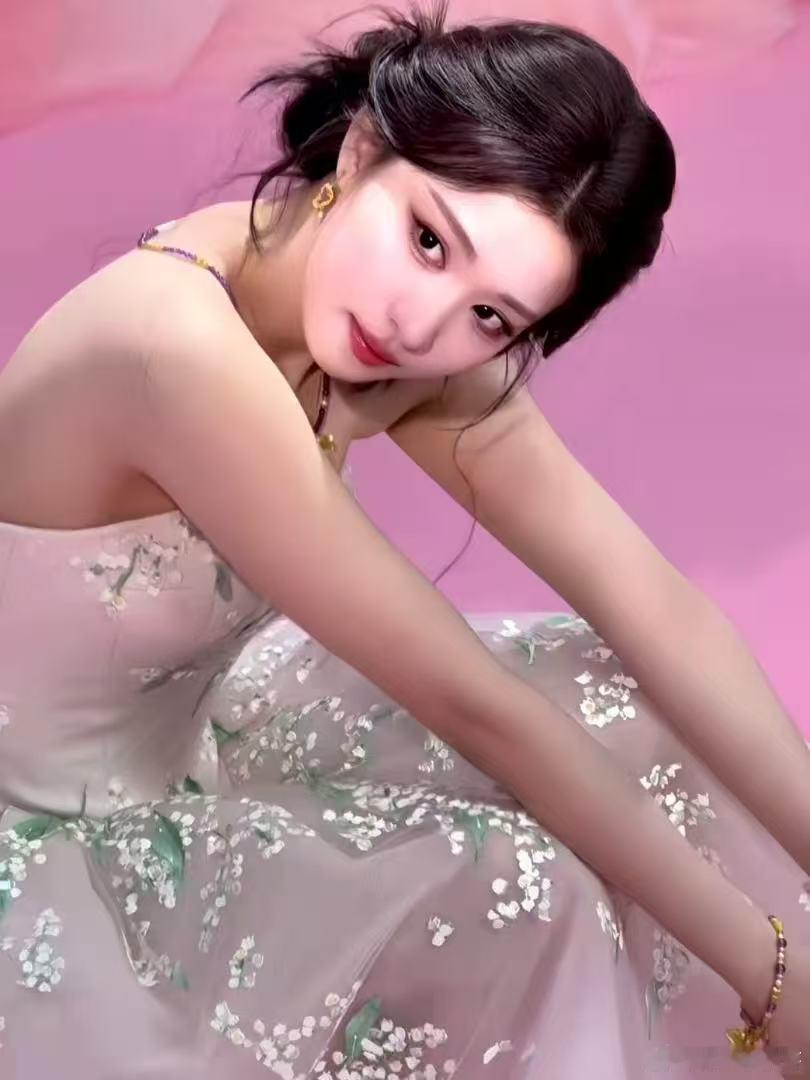 王楚然托腮比心甜度超标元气少女感稳稳拿捏，灵动小动作甜度拉满，一身花苞裙温婉又亮