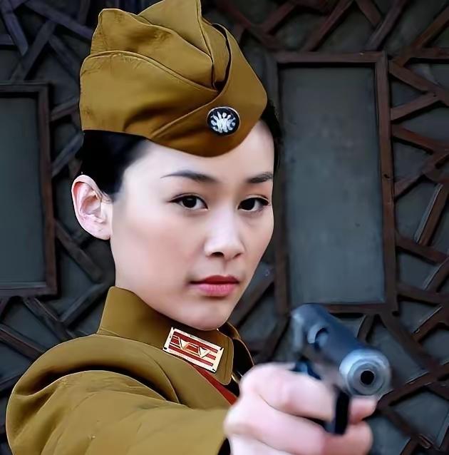 1938年，41岁戴笠借口加班，把秘书余淑衡，带到了卧房，戴笠递给她一杯咖啡：“