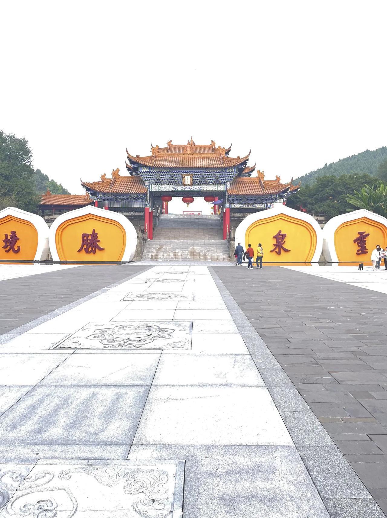 游灵泉湖
        ——南木子
蓝蓝碧空落水间，
两岸青山倒影伴。
灵泉湖