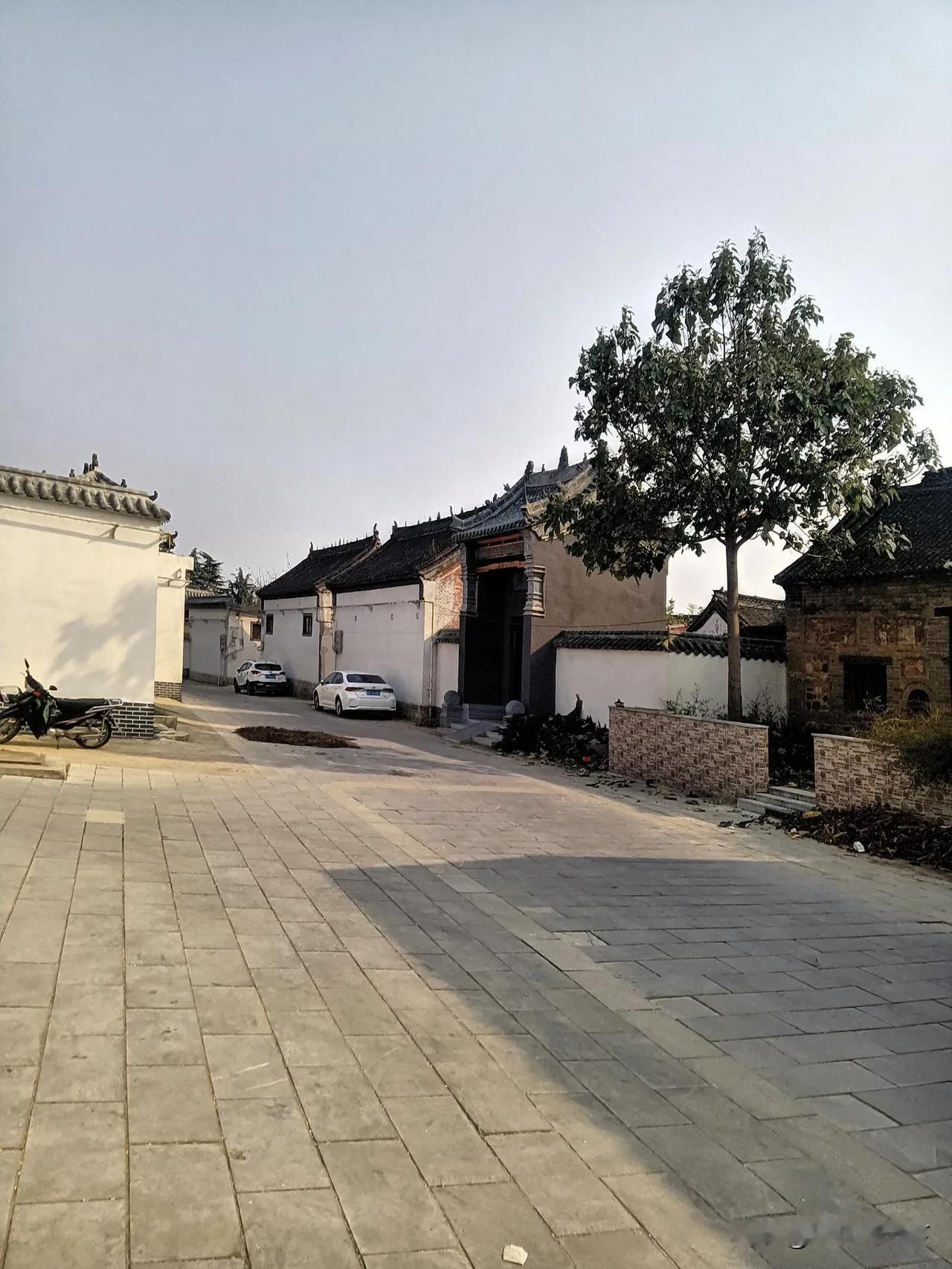 我的家乡
一条石板路，串联起古村的前世与今生。白墙灰瓦的民居，飞檐翘角的门楼，是