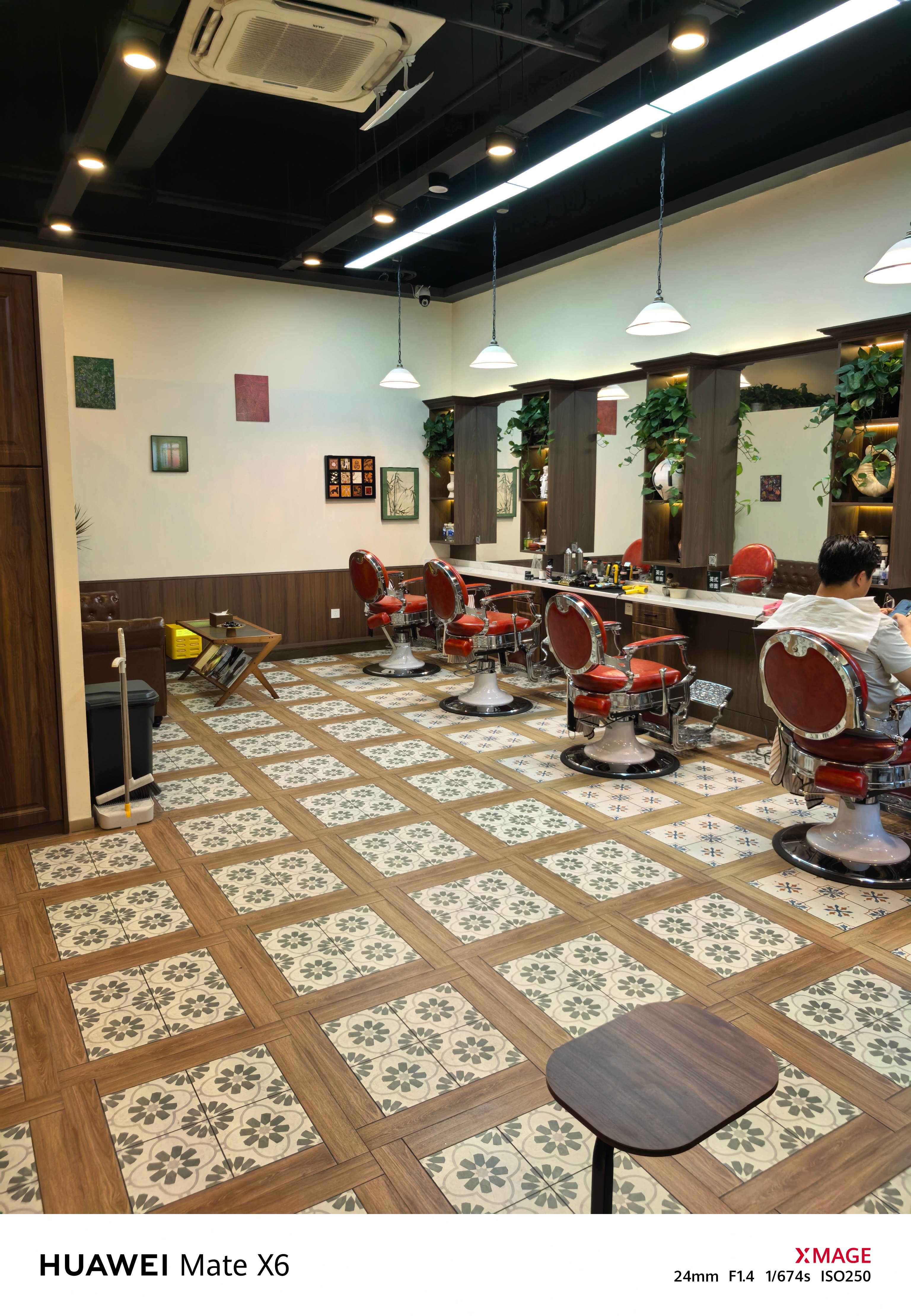 朋友们我的理发师休假了今天挑战一下男士barber shop看场地和设备非常专业