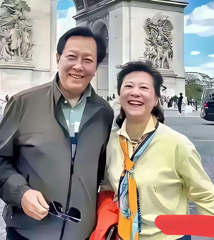 你们看！是唐国强老，还是王馥荔老？反正聚到一起就老来乐，乐以忘忧…
何赛王馥荔
