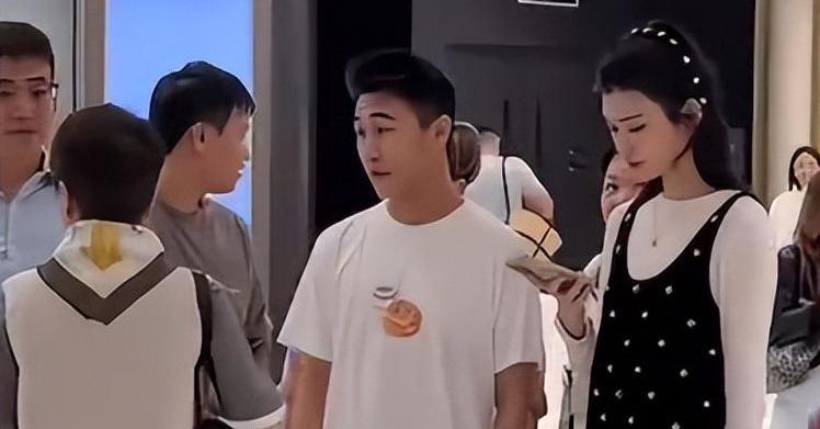 2025年12月8日至9日，奚梦瑶、何猷君与梁安琪现身三亚。
12月8日，他们出