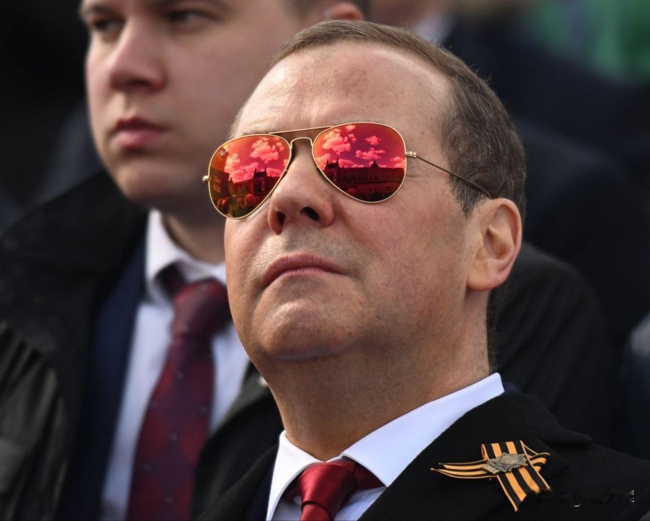 梅德韦杰夫谈委内瑞拉：“唯一的防御保障是核武库。核武器万岁！”

 俄罗斯安全会