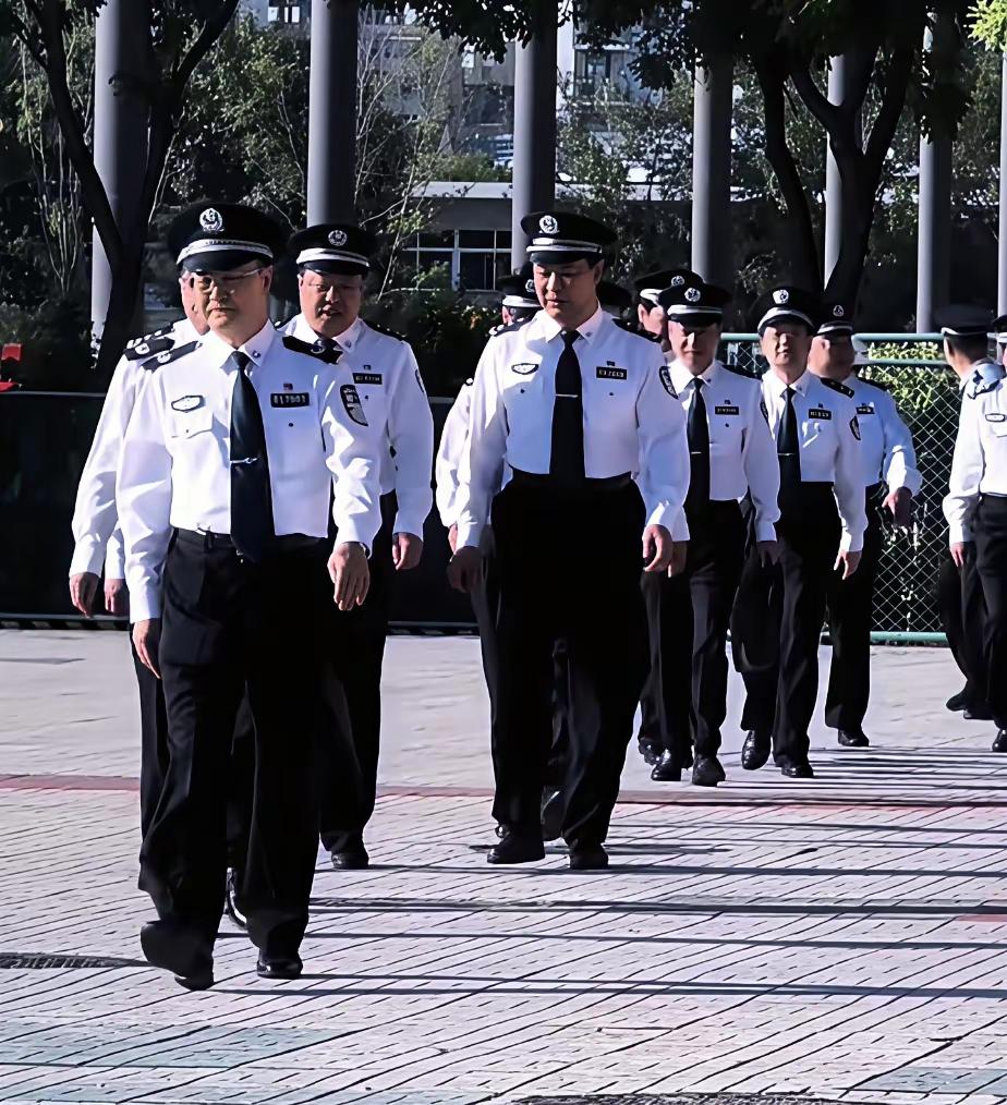 在警察系统里面，要想穿上这种白衬衫，高升到这个职位阶层，是不是资历得熬得很深，在