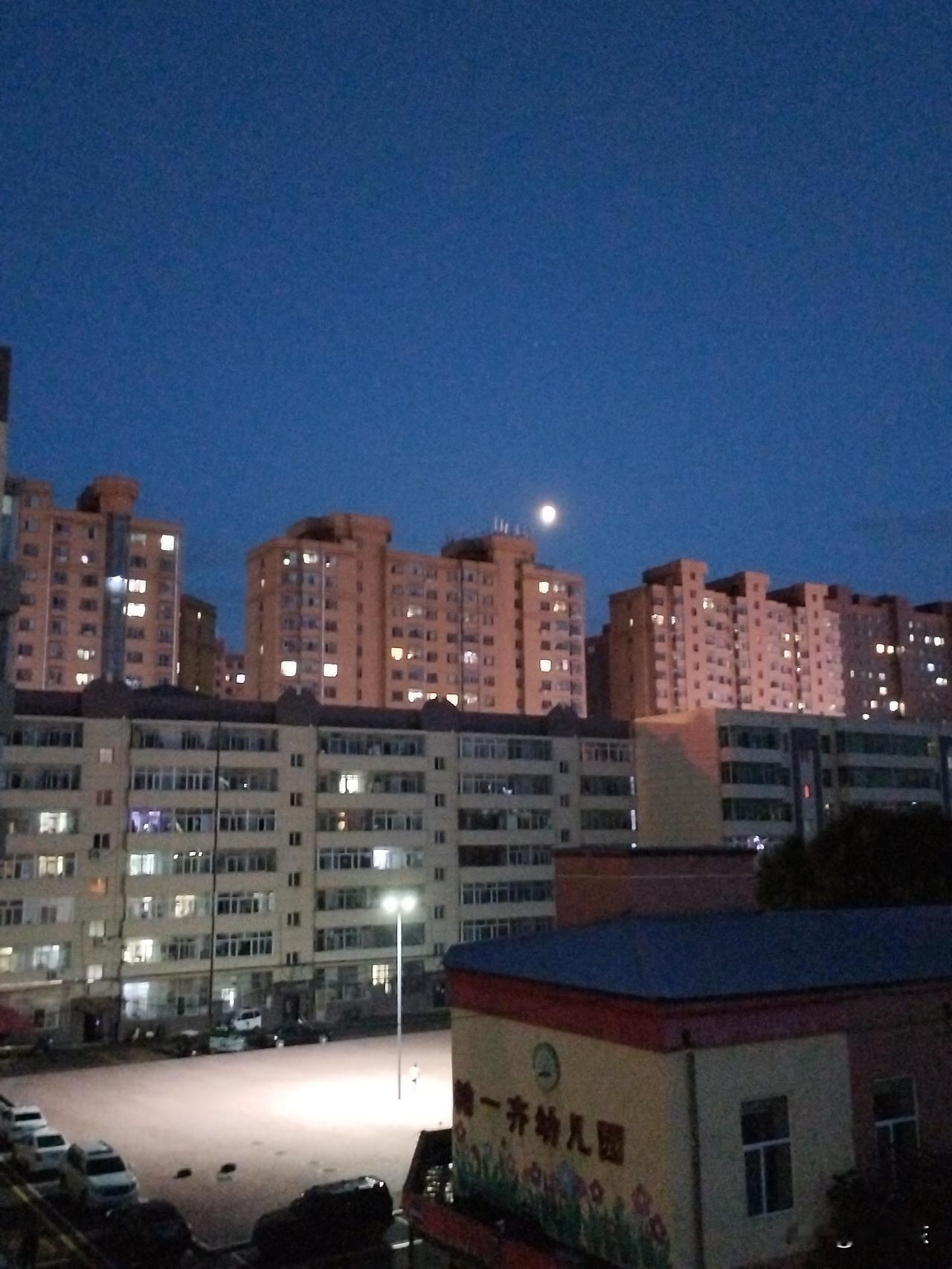 月夜思
湛蓝天幕如画屏，
星光淡淡夜朦胧。
玉楼高峙迎银月，
请续句……
（碧沼