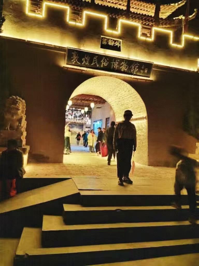 🌙 我的夜晚漫游记｜敦煌与版纳的灯火诗篇
 
从敦煌古城的暖黄城门，到版纳星光